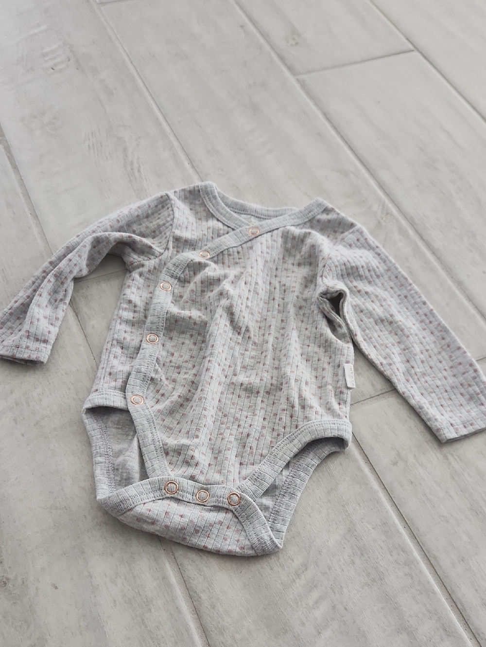 🐻 Tahari Light Gray Ribbed Long-Sleeve Baby One-Piece with Pink Dot Accent
